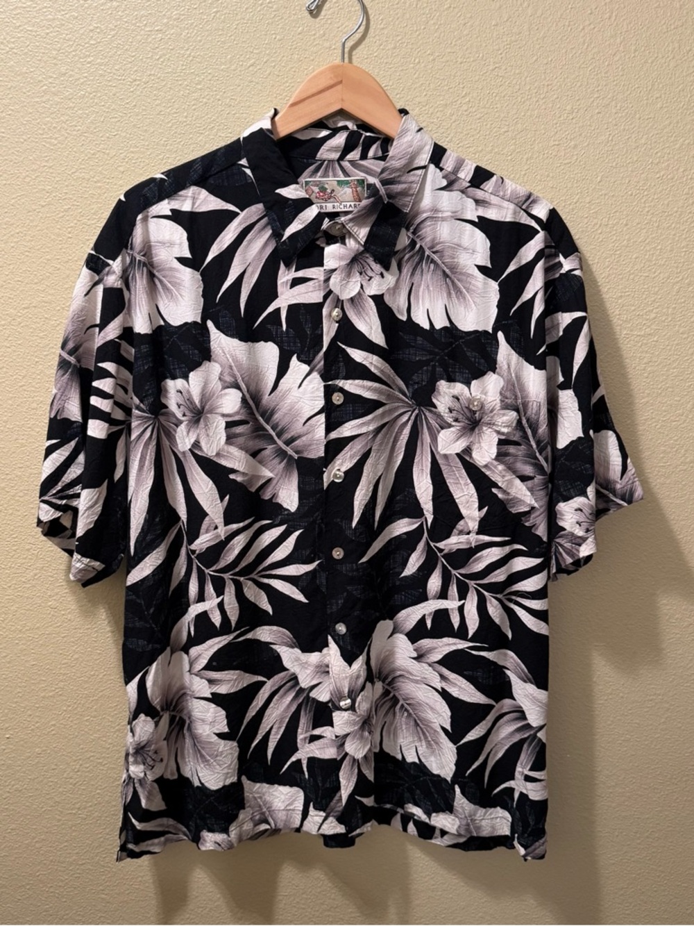 Men’s XL Tori Richard Black Gray White Floral Hawaiian Short Sleeve Shirt